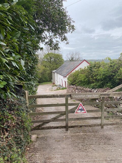 Llwyncelyn Fawr Farm © Alan Hughes cc-by-sa/2.0 :: Geograph Britain and ...