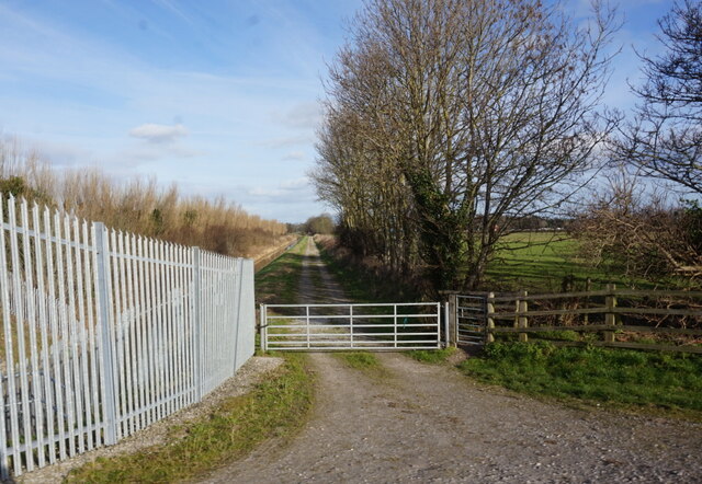 Ferry Lane towards Thornleigh Park © Ian S cc-by-sa/2.0 :: Geograph ...