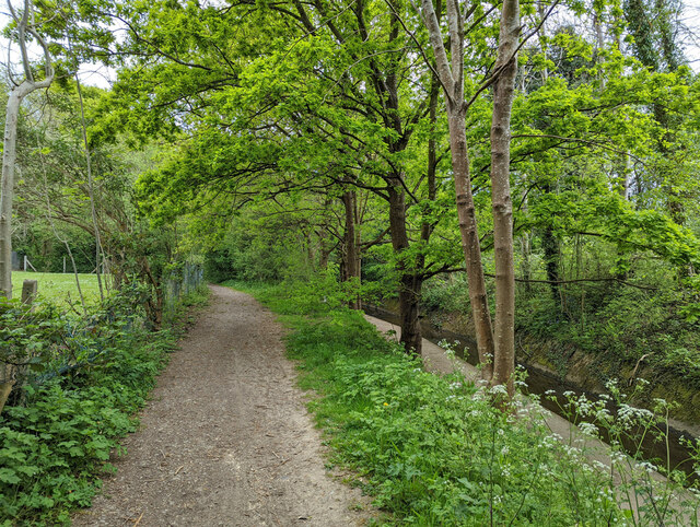 Path along north side of Broadfield... © Robin Webster cc-by-sa/2.0 ...