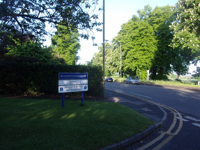Looking from Buckingham Close into London Road