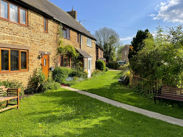 Footpath past the cottages to Banbury Lane