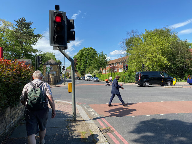 A205 South Circular Road crosses A2199 Croxted Road, West Dulwich