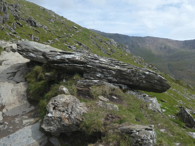 Maen ar Lwybr Cwellyn / A boulder on the Snowdon Ranger Path