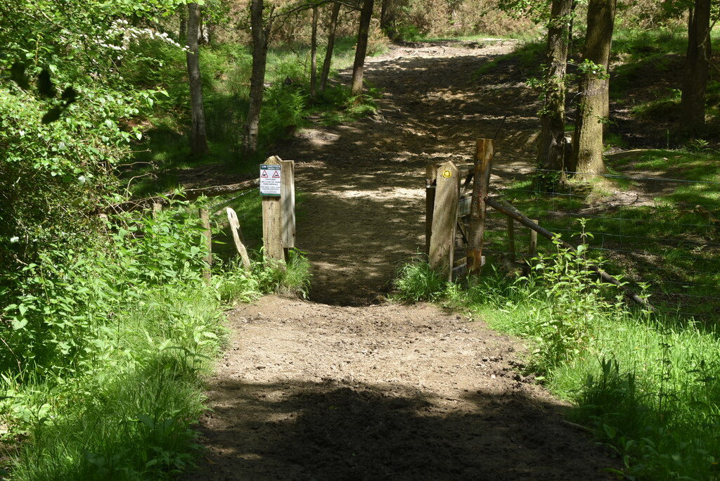 Footpath near Londonderry Farm © N Chadwick cc-by-sa/2.0 :: Geograph ...