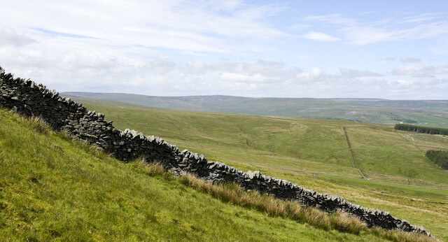 Wall rising on north side of Chapel Fell