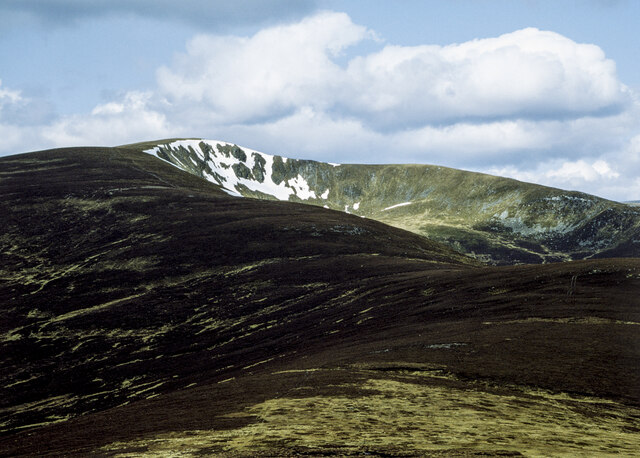 Broad ridge heading towards Glas Tulaichean