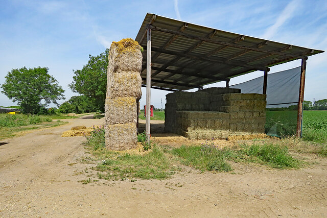Allicky Farm: bales and a leaning barn