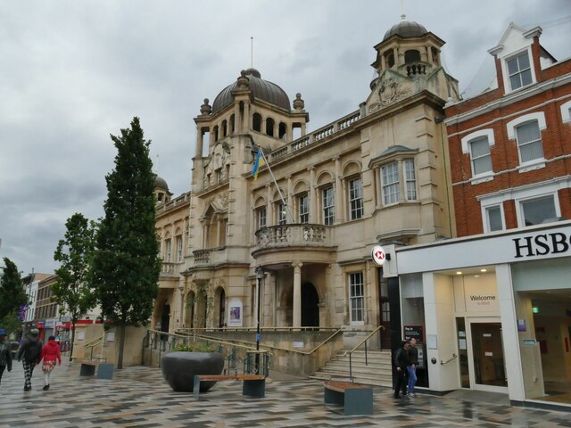 redbridge-town-hall-ilford-high-road-stephen-craven-geograph