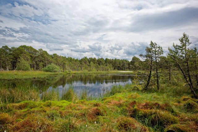 Unnamed loch in Monadh Mòr © Julian Paren :: Geograph Britain and Ireland