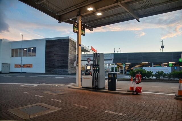 newbury-sainsbury-s-petrol-station-lewis-clarke-cc-by-sa-2-0