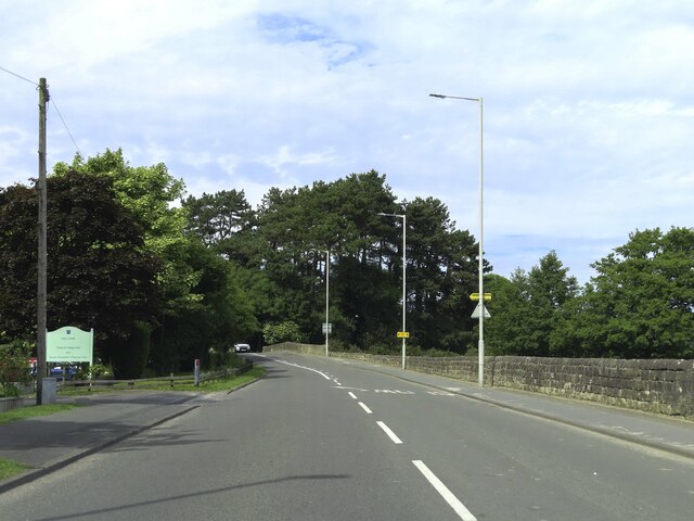 Garstang Road approaching Calder Bridge