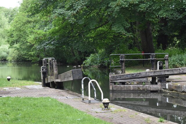 Top gates of Iron Bridge Lock, 77, Grand Union Canal