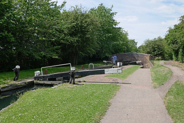 Sustrans National Route 81 by Wolverhampton Locks No 19