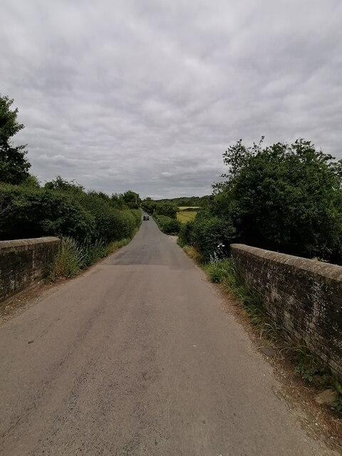 Newground Road looking towards Aldbury 