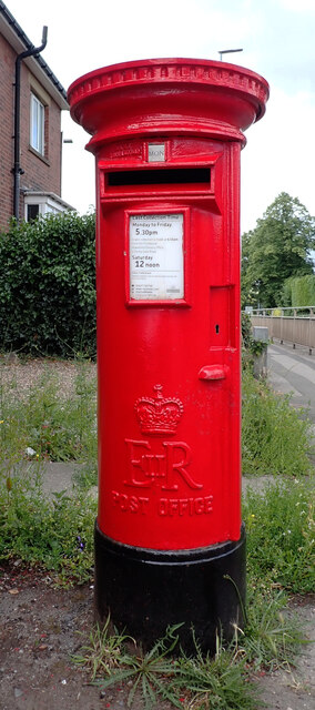 Post box, Leeds Road (A62), Heckmondwike © habiloid :: Geograph Britain ...