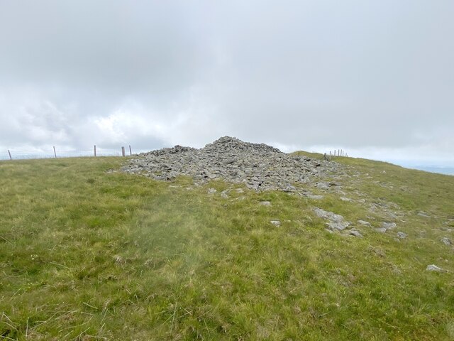 Approaching the summit cairn of Y Garn 2244' / 684m