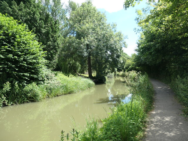 Bend on the Wilts & Berks canal