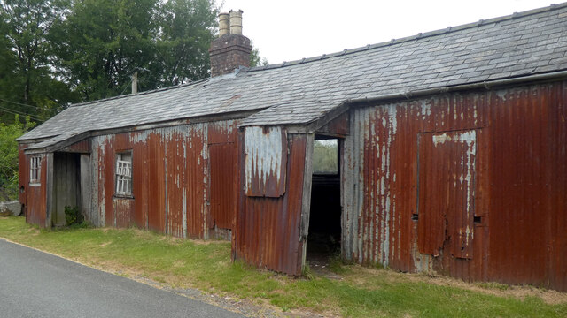 Bythynod haearn rhychiog / Corrugated iron cottages (2)