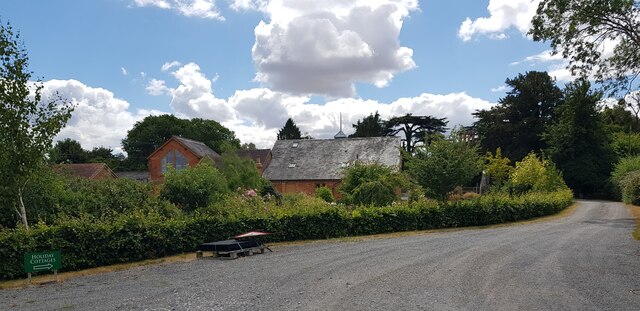 Seaford Lodge and Farm Cottages, off the B4082