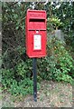 Elizabeth II postbox on Reading Road, Winnersh