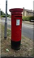 SU8065 : Elizabeth II postbox on Pine Drive, Finchampstead by JThomas