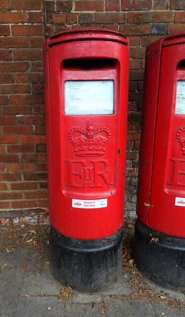 Elizabeth II postbox on High Street, Hartley Wintney