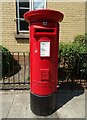 Elizabeth II postbox on Newington Butts