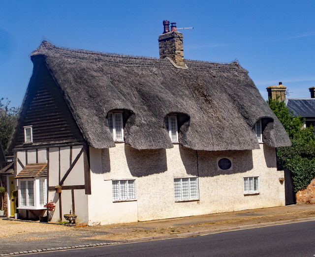 Blunham : thatched cottage