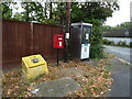 TQ5984 : Elizabeth II postbox and telephone box on the B186, North Ockendon by JThomas