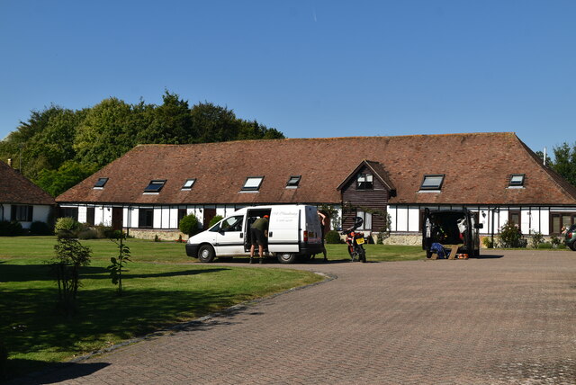 Converted Barn, Postling © N Chadwick Cc-by-sa 2.0 :: Geograph Britain 