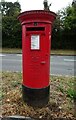 Elizabeth II postbox on London Road