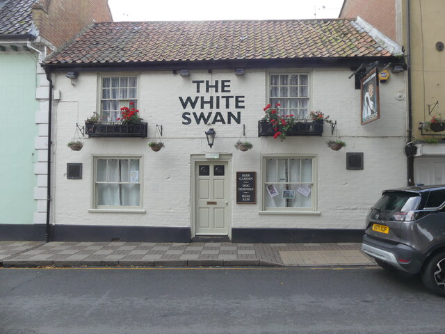 the-white-swan-public-house-david-pashley-geograph-britain-and-ireland