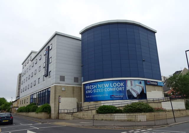 travelodge-london-kew-bridge-jthomas-geograph-britain-and-ireland