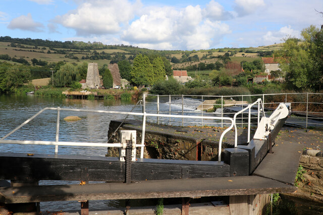 Saltford Lock © Chris Allen cc-by-sa/2.0 :: Geograph Britain and Ireland