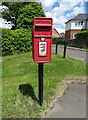 SU6758 : Elizabeth II postbox on Sherfield Road, Sherfield on Loddon by JThomas