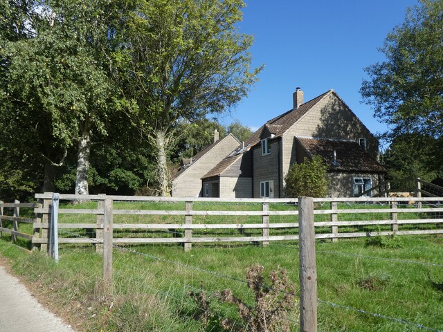 Cottages At East Hill © Roger Cornfoot Cc By Sa20 Geograph Britain