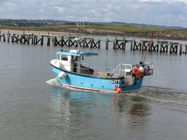 Fishing Boat, River Coquet, Amble © Geoff Holland cc-by-sa/2.0 :: Geograph Britain and Ireland