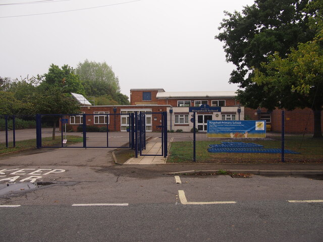 Ringshall Primary School © Chris Andrews :: Geograph Britain and Ireland