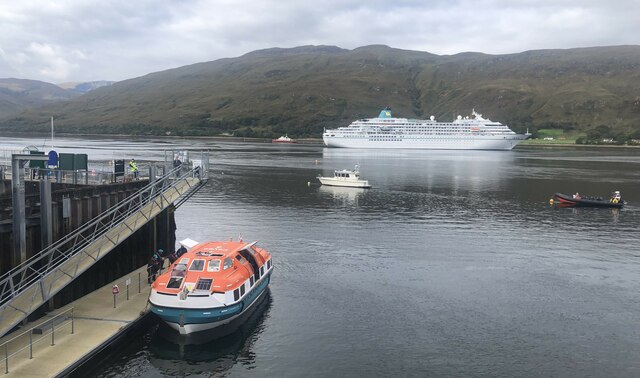 Cruise ship at Fort William