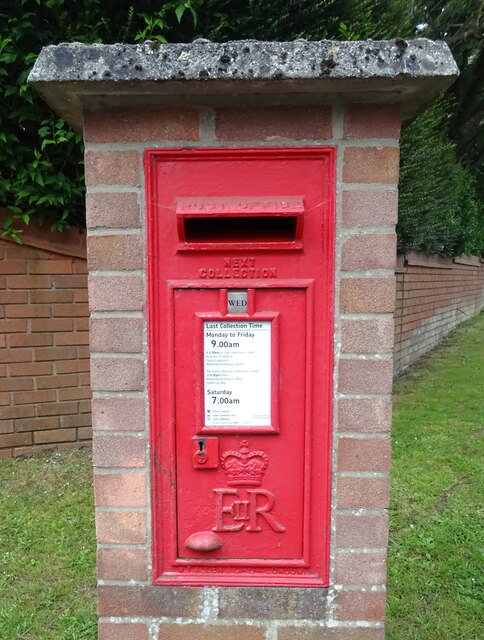 Elizabeth II postbox on Shoppenhangers... © JThomas :: Geograph Britain ...