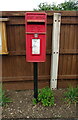 Elizabeth II postbox on the B480 near Great Leys Farm