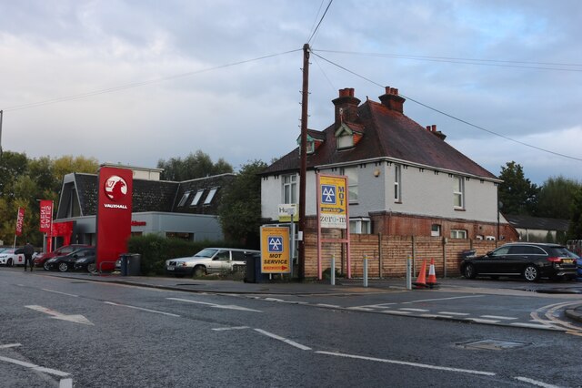 Vauxhall on London Road, High Wycombe © David Howard cc-by-sa/2.0