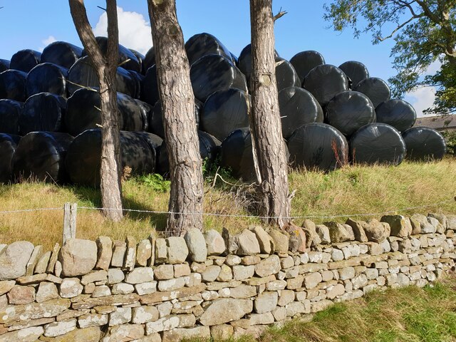 A very large pile of bales at Low Ardley