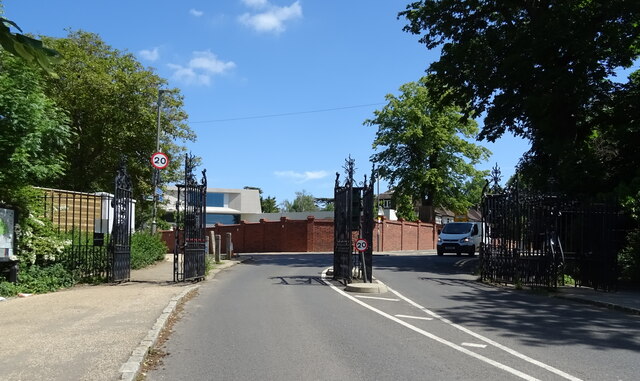 roehampton-gate-richmond-park-jthomas-cc-by-sa-2-0-geograph