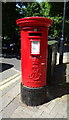 TQ2576 : Edward VII postbox on New King's Road by JThomas