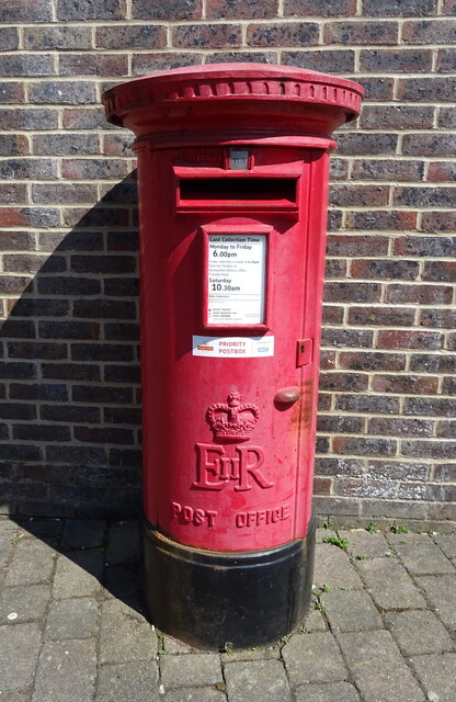 Elizabeth II postbox, Paddington House,... © JThomas cc-by-sa/2.0 ...