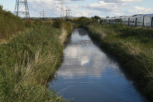 Thames and Medway Canal © N Chadwick cc-by-sa/2.0 :: Geograph Britain ...