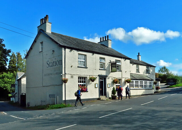 heading-for-a-pub-lunch-mary-and-angus-hogg-cc-by-sa-2-0-geograph