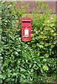 Elizabeth II postbox on Lime Kiln Lane, Hardley