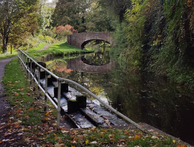 Canal outflow to the River Stour © Mat Fascione cc-by-sa/2.0 ...